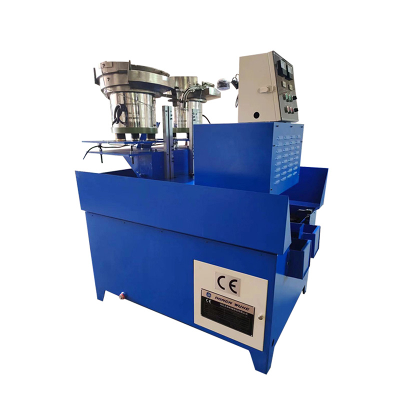 Maschine zum Gewindeschneiden von Sechskantmuttern